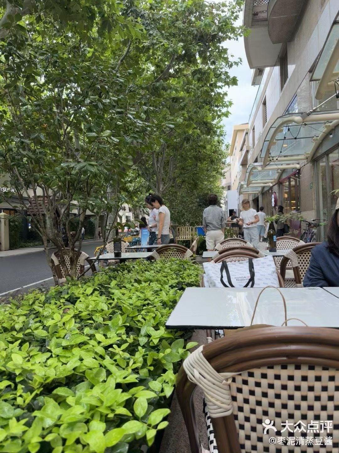 Outdoor seating and Justgrapes signage on Anfu Road